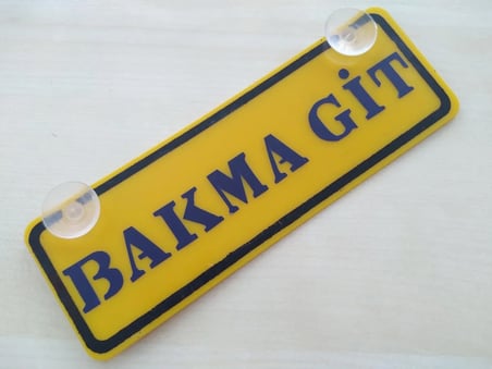 BAKMA GİT YAZILI (2 ADET) SARI DEKOR PLAKA (22x7,5cm) vantuzlu Pleksi, Dekor Levha,