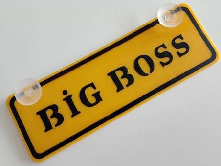 BIG BOSS YAZILI (2 ADET ) DEKOR SARI PLAKA (22x7.5cm) vantuzlu Pleksi (Dekor Levha)