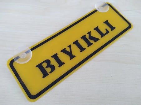 BIYIKLI YAZILI (2 ADET) DEKOR SARI PLAKA (22x7.5cm) vantuzlu Pleksi (Dekor Levha) DEKOR PLAKA