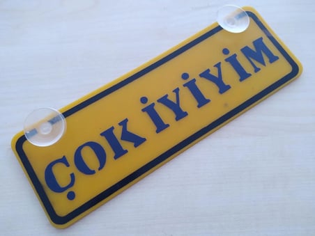 ÇOK İYİYİM YAZILI (2 ADET) DEKOR SARI PLAKA (22x7.5cm) vantuzlu Pleksi (Dekor Levha)
