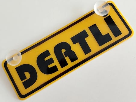 DERTLİ YAZILI (2 ADET) DEKOR SARI PLAKA (22x7.5cm) vantuzlu Pleksi (Dekor Levha) DEKOR PLAKA