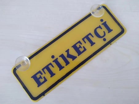 ETİKETÇİ YAZILI (2 ADET) DEKOR SARI PLAKA (22x7.5cm) vantuzlu Pleksi (Dekor Levha) DEKOR PLAKA
