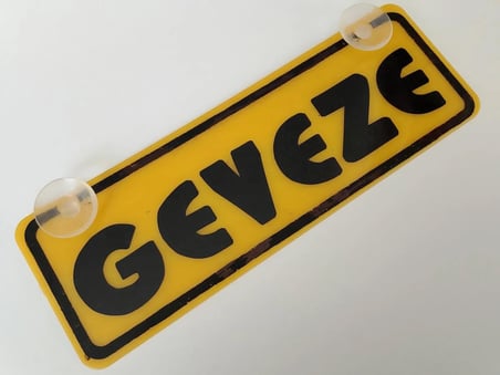 GEVEZE YAZILI (2 ADET) DEKOR SARI PLAKA (22x7.5cm) vantuzlu Pleksi (Dekor Levha) DEKOR PLAKA