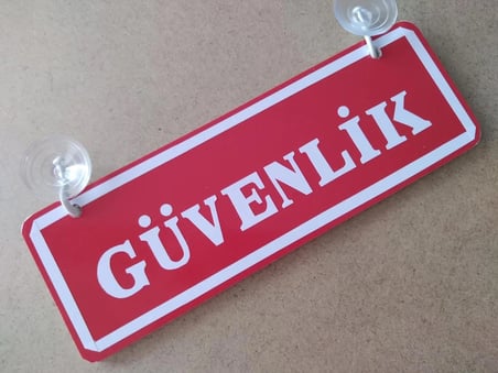GÜVENLİK YAZILI DEKOR KIRMIZI PLAKA (22x7.5cm) vantuzlu Pleksi (Dekor Levha) DEKOR PLAKA