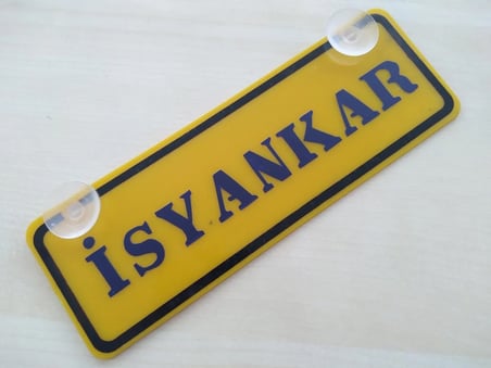 İSYANKAR YAZILI (2 ADET) DEKOR SARI PLAKA (22x7.5cm) vantuzlu Pleksi (Dekor Levha) DEKOR PLAKA