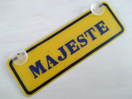 MAJESTE YAZILI  ( 2 ADET )  DEKOR SARI PLAKA (22x7.5cm) vantuzlu Pleksi (Dekor Levha) DEKOR PLAKA