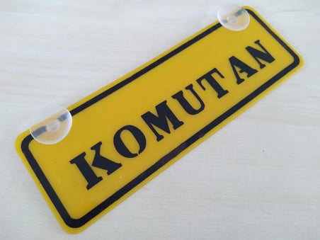 KOMUTAN YAZILI  (2  ADET  )   DEKOR SARI PLAKA (22x7.5cm) vantuzlu Pleksi (Dekor Levha) DEKOR PLAKA