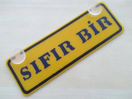 SIFIR BİR YAZILI (2 ADET) DEKOR SARI PLAKA (22x7.5cm) vantuzlu Pleksi (Dekor Levha) DEKOR PLAKA