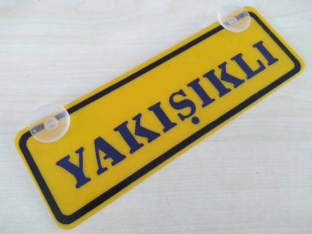 YAKIŞIKLI YAZILI (2 ADET) DEKOR SARI PLAKA (22x7.5cm) vantuzlu Pleksi (Dekor Levha) DEKOR PLAKA