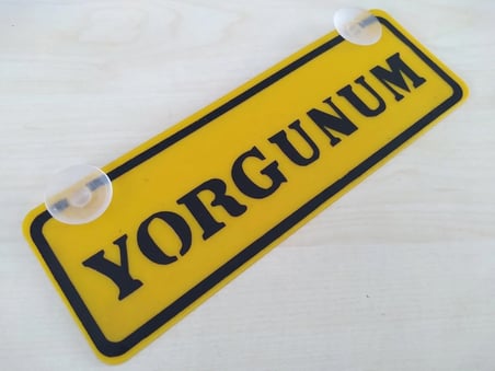 YORGUNUM YAZILI (2 ADET) DEKOR SARI PLAKA (22x7.5cm) vantuzlu Pleksi (Dekor Levha) DEKOR PLAKA