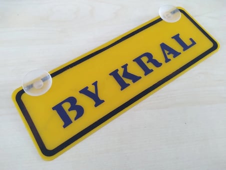 BY KRAL YAZILI (2 ADET) DEKOR SARI PLAKA (22x7.5cm) vantuzlu Pleksi (Dekor Levha) DEKOR PLAKA