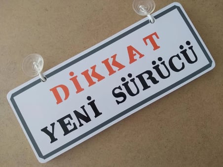 DİKKAT YENİ SÜRÜCÜ YAZILI Dekor Plaka Beyaz - (26X11CM) Vantuzlu Dekor Levha, Dekor Plaka