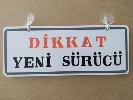 DİKKAT YENİ SÜRÜCÜ YAZILI Dekor Plaka Beyaz - (26X11CM) Vantuzlu Dekor Levha, Dekor Plaka