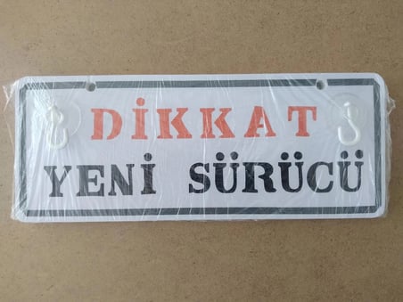DİKKAT YENİ SÜRÜCÜ YAZILI Dekor Plaka Beyaz - (26X11CM) Vantuzlu Dekor Levha, Dekor Plaka