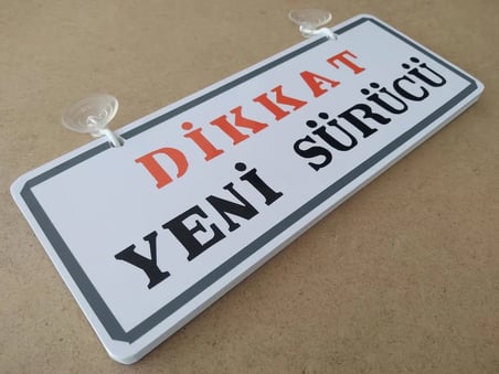 DİKKAT YENİ SÜRÜCÜ YAZILI Dekor Plaka Beyaz - (26X11CM) Vantuzlu Dekor Levha, Dekor Plaka