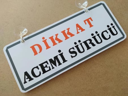 DİKKAT ACEMİ SÜRÜCÜ YAZILI Dekor Plaka Beyaz - (26X11CM) Vantuzlu Dekor Levha, Dekor Plaka