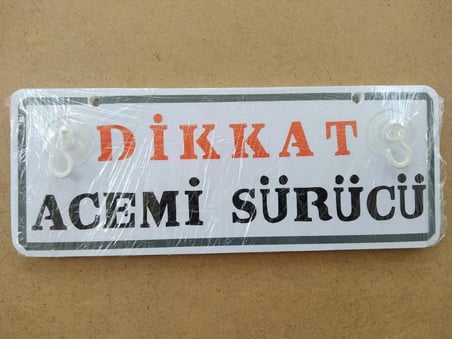 DİKKAT ACEMİ SÜRÜCÜ YAZILI Dekor Plaka Beyaz - (26X11CM) Vantuzlu Dekor Levha, Dekor Plaka