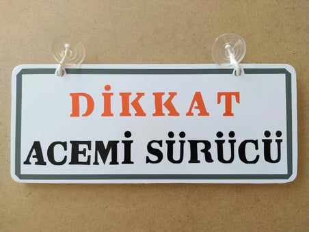 DİKKAT ACEMİ SÜRÜCÜ YAZILI Dekor Plaka Beyaz - (26X11CM) Vantuzlu Dekor Levha, Dekor Plaka