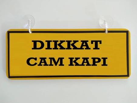 DİKKAT CAM KAPI YAZILI DEKOR SARI PLAKA (26x11cm) vantuzlu Dekor Levha, DEKOR PLAKA
