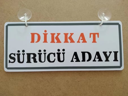 DİKKAT SÜRÜCÜ ADAYI YAZILI DEKOR PLAKA (26x11cm) vantuzlu Dekor Levha, DEKOR PLAKA