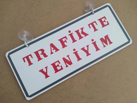 TRAFİKTE YENİYİM YAZILI DEKOR PLAKA (26x11cm) vantuzlu Dekor Levha, DEKOR PLAKA