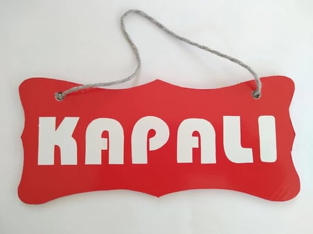 AÇIK KAPALI YAZILI UYARI LEVHASI DEKOR PLAKA KIRMIZI - (22X10CM) ASKI İPLİ ÇİFT YÖNLÜ DEKOR LEVHA