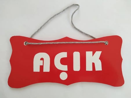 AÇIK KAPALI YAZILI UYARI LEVHASI DEKOR PLAKA KIRMIZI - (22X10CM) ASKI İPLİ ÇİFT YÖNLÜ DEKOR LEVHA