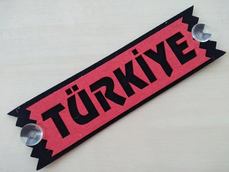 TÜRKİYE YAZISI  (2 ADET) KIRMIZI DEKOR PLAKA - (27x8cm) vantuzlu Keçe Süs (Dekor Levha)