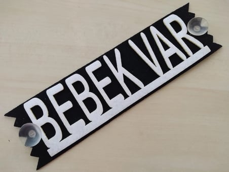 BEBEK VAR YAZISI (2 ADET)  BEYAZ DEKOR PLAKA - (27x8cm) vantuzlu Keçe Süs (Dekor Levha) ARABADA BEBEK VAR