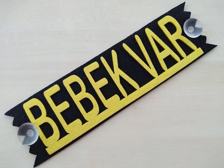 BEBEK VAR YAZISI (2 ADET)  SARI DEKOR PLAKA - (27x8cm) vantuzlu Keçe Süs (Dekor Levha) ARABADA BEBEK VAR