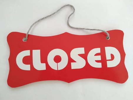 OPEN CLOSED YAZILI UYARI LEVHASI DEKOR PLAKA KIRMIZI - (22X10CM) ASKI İPLİ ÇİFT YÖNLÜ DEKOR LEVHA