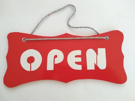 OPEN CLOSED YAZILI UYARI LEVHASI DEKOR PLAKA KIRMIZI - (22X10CM) ASKI İPLİ ÇİFT YÖNLÜ DEKOR LEVHA