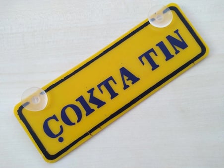  ÇOKTA TIN YAZILI (2 ADET) SARI PLAKA - ÇOKTA TIN (22x7,5cm) vantuzlu Pleksi (Dekor Levha) DEKOR PLAKA