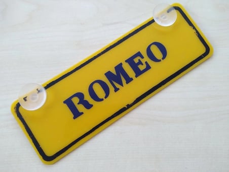 ROMEO YAZILI (2 ADET) DEKOR SARI PLAKA (22x7.5cm) vantuzlu Pleksi (Dekor Levha) DEKOR PLAKA