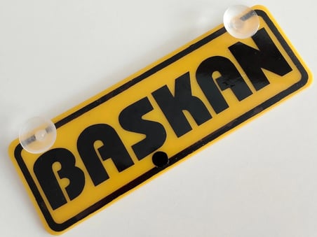  BAŞKAN YAZILI (2 ADET) DEKOR SARI PLAKA (22x7.5cm) vantuzlu Pleksi (Dekor Levha) DEKOR PLAKA