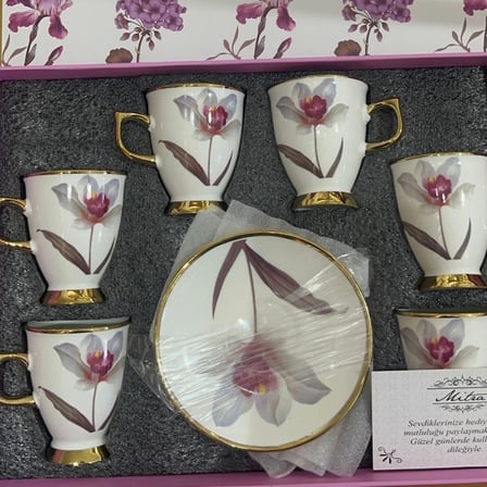 Pembe Çiçek Desenli Altın Detaylı Kutulu Fincan Takımı (6’lı)