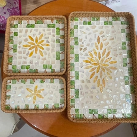 Sarı Beyaz Çiçek Mozaik Desenli Yeşil Kenarlı Hasır Tepsi Seti