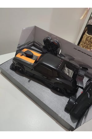 1:16 Ölçek 2.4Ghz Uzaktan Kumandalı Full Fonksiyon Şarjlı Dodge Challenger Görünümlü Drift Araba