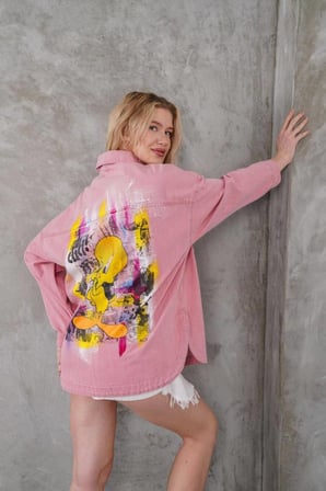 Kadın Oversize Pembe Baskılı Denim Gömlek Ceket – Enerjik & Trend Stil✨