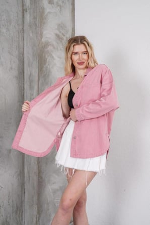 Kadın Oversize Pembe Baskılı Denim Gömlek Ceket – Enerjik & Trend Stil✨