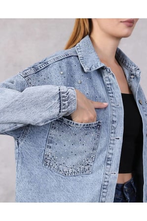 Kadın Taş Detaylı Oversize Denim Gömlek Ceket – Şık & Trend Stil ✨