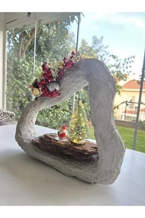 Işıklı El Yapımı Yılbaşı Masa Dekoru – Beton Formda Noel Sahnesi