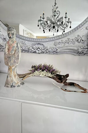 El Yapımı Doğal Ağaç Dekor – Lavanta Moru ve Beyaz Yapay Çiçekli Tasarım