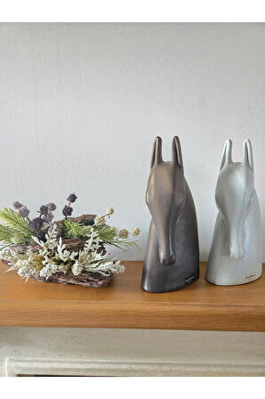 El Yapımı Doğal Ağaç Kabuklu Dekor – Yeşil ve Beyaz Yapay Bitkili Masa Süsü