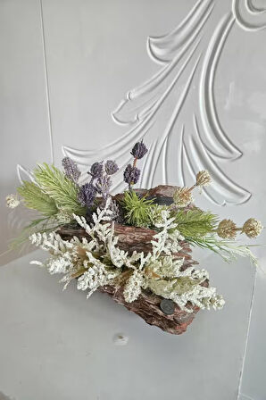 El Yapımı Doğal Ağaç Kabuklu Dekor – Yeşil ve Beyaz Yapay Bitkili Masa Süsü