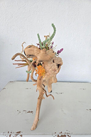 El Yapımı Doğal Kök Dekor – Renkli Yapay Çiçekli Masa Üstü Tasarım