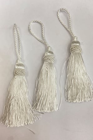 Hobigram Beyaz Topuzlu Püskül 1 Adet Boy 7 Cm