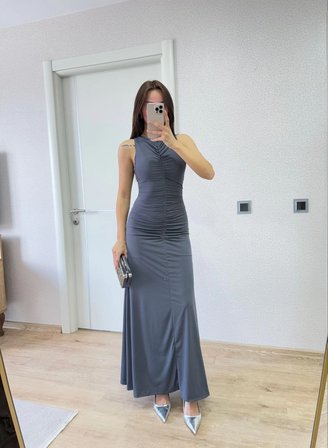 Bürümcük Kumaşlı İçi Astarlı Üzgülü Kolsuz Büzgülü Uzun Elbise - Füme