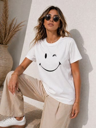 Kadın Minimal Gülümseyen Yüz Baskılı Tişört Kısa Kol Yazlık T-Shirt - Beyaz