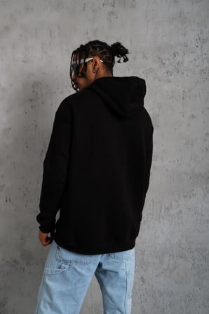 Oversize Kapüşonlu Sweatshirt – Siyah Renk Üç İplik İçi Pamuklu Kanguru Cepli Baskılı Hoodie Rahat Kalıp Kışlık Günlük Kombinlere Uygun - Siyah